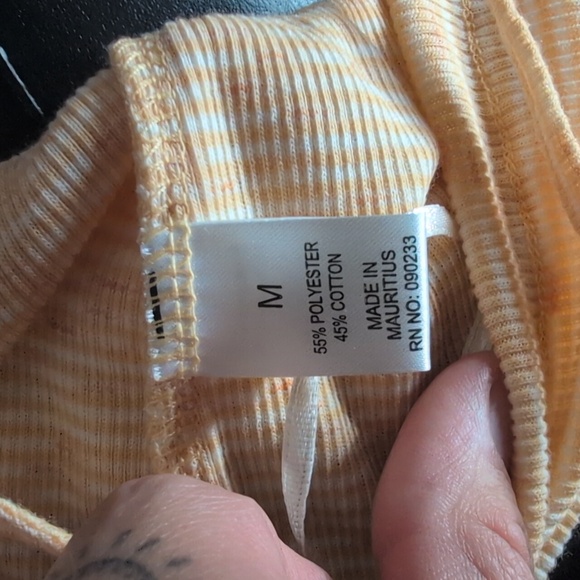 NWT 🪷 Pacsun Me to We Essentials Creamy Yellow-Orange Smocked Crop Top – Size M - Picture 5 of 5